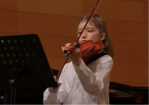 Foto de alumna tocando a viola